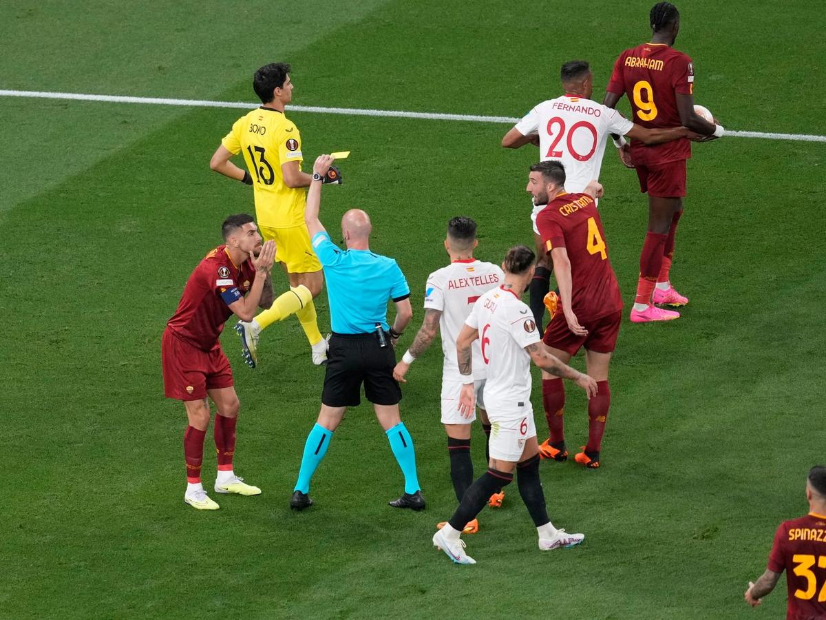 Ku CĐV Roma tấn công Shiri tại sân bay