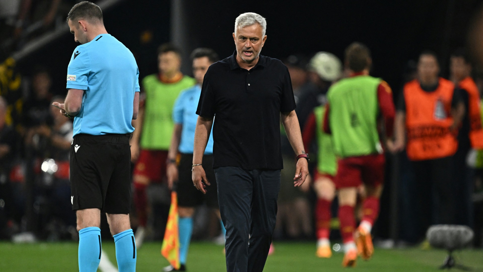 Kubet Mourinho bị treo giò sau vụ tấn công Shiri