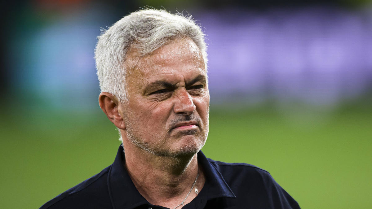 Kubet cập nhật: Mourinho phản ứng với lệnh cấm của UEFA